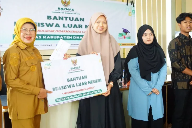 Wakil Bupati Dharmasraya, Leli Arni menyerahkan bantuan biaya pendidikan bagi putra-putri daerah yang melanjutkan kuliah ke luar negeri, Senin (1/9). (Foto: Pemkab Dharmasraya)