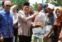 Wakil Wali Kota Padang, Maigus Nasir menyerahkan bantuan perikanan kepada nelayan di Muaro Baru Pasie Jambak, Kelurahan Pasia Nan Tigo, Kecamatan Koto Tangah, Kamis (25/9/2025). (Foto: FB Diskominfo Padang)