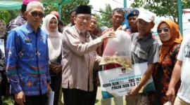 Wakil Wali Kota Padang, Maigus Nasir menyerahkan bantuan perikanan kepada nelayan di Muaro Baru Pasie Jambak, Kelurahan Pasia Nan Tigo, Kecamatan Koto Tangah, Kamis (25/9/2025). (Foto: FB Diskominfo Padang)