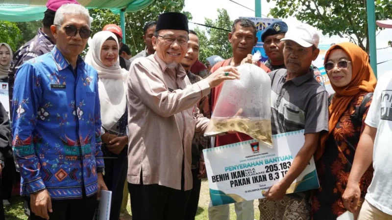 Wakil Wali Kota Padang, Maigus Nasir menyerahkan bantuan perikanan kepada nelayan di Muaro Baru Pasie Jambak, Kelurahan Pasia Nan Tigo, Kecamatan Koto Tangah, Kamis (25/9/2025). (Foto: FB Diskominfo Padang)