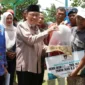 Wakil Wali Kota Padang, Maigus Nasir menyerahkan bantuan perikanan kepada nelayan di Muaro Baru Pasie Jambak, Kelurahan Pasia Nan Tigo, Kecamatan Koto Tangah, Kamis (25/9/2025). (Foto: FB Diskominfo Padang)