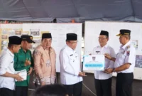 Wakil Wali Kota Padang, Maigus Nasir menyerahkan bantuan bagi para pedagang Pasar Payakumbuh yang terdampak kebakaran di Posko Kebakaran di depan Pasar Payakumbuh, Rabu (3/9/2025). (Foto: FB Diskominfo Padang)