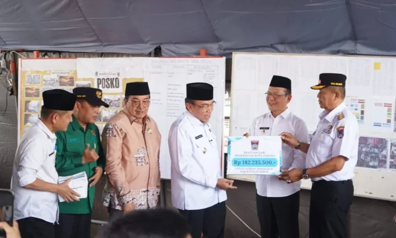 Wakil Wali Kota Padang, Maigus Nasir menyerahkan bantuan bagi para pedagang Pasar Payakumbuh yang terdampak kebakaran di Posko Kebakaran di depan Pasar Payakumbuh, Rabu (3/9/2025). (Foto: FB Diskominfo Padang)