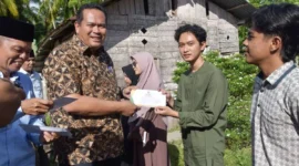 Wali Kota Pariaman, Yota Balad memberikan bantuan biaya keberangkatan kepada lima orang calon mahasiswa yang akan berangkat belajar ke luar negeri, Kamis (11/9/2025). (Foto: Kominfo Pariaman)