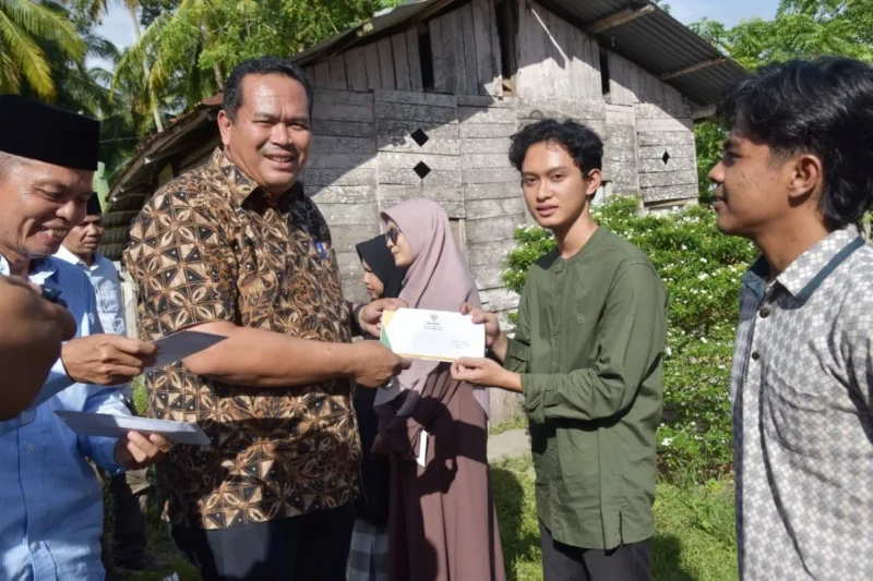 Wali Kota Pariaman, Yota Balad memberikan bantuan biaya keberangkatan kepada lima orang calon mahasiswa yang akan berangkat belajar ke luar negeri, Kamis (11/9/2025). (Foto: Kominfo Pariaman)