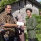 Wali Kota Pariaman, Yota Balad memberikan bantuan biaya keberangkatan kepada lima orang calon mahasiswa yang akan berangkat belajar ke luar negeri, Kamis (11/9/2025). (Foto: Kominfo Pariaman)