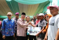 Wakil Wali Kota Padang, Maigus Nasir menyerahkan secara simbolis bantuan sarana prasarana usaha perikanan kepada nelayan di Muaro Pasie Jambak, Kamis (25/9/2025). (Foto: Prokopim Padang)