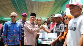 Wakil Wali Kota Padang, Maigus Nasir menyerahkan secara simbolis bantuan sarana prasarana usaha perikanan kepada nelayan di Muaro Pasie Jambak, Kamis (25/9/2025). (Foto: Prokopim Padang)