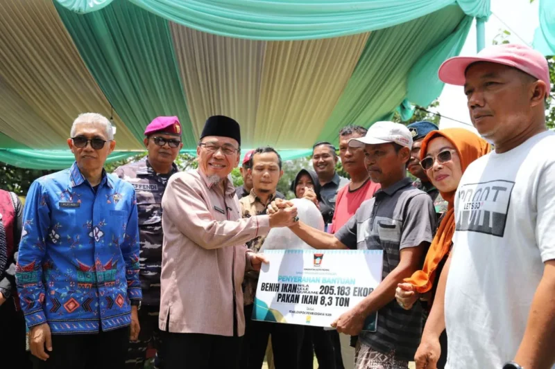 Wakil Wali Kota Padang, Maigus Nasir menyerahkan secara simbolis bantuan sarana prasarana usaha perikanan kepada nelayan di Muaro Pasie Jambak, Kamis (25/9/2025). (Foto: Prokopim Padang)