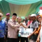Wakil Wali Kota Padang, Maigus Nasir menyerahkan secara simbolis bantuan sarana prasarana usaha perikanan kepada nelayan di Muaro Pasie Jambak, Kamis (25/9/2025). (Foto: Prokopim Padang)