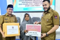 Wali Kota Padang Fadly Amran menyerahkan secara simbolis bantuan permakanan kepada penerima manfaat, Selasa (5/8/2025). (Foto: FB Diskominfo Padang)