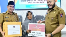Wali Kota Padang Fadly Amran menyerahkan secara simbolis bantuan permakanan kepada penerima manfaat, Selasa (5/8/2025). (Foto: FB Diskominfo Padang)