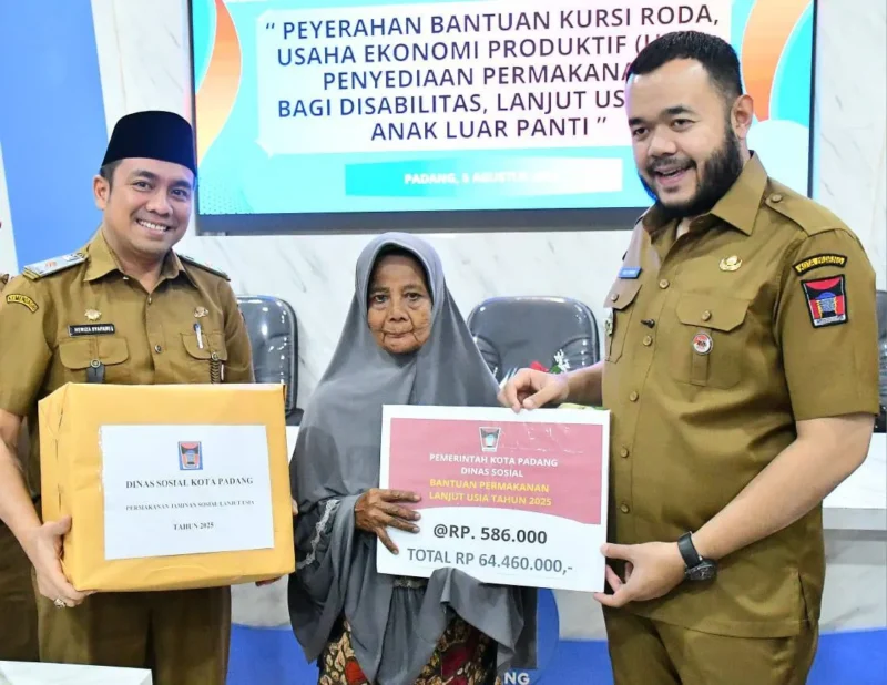 Wali Kota Padang Fadly Amran menyerahkan secara simbolis bantuan permakanan kepada penerima manfaat, Selasa (5/8/2025). (Foto: FB Diskominfo Padang)