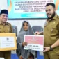 Wali Kota Padang Fadly Amran menyerahkan secara simbolis bantuan permakanan kepada penerima manfaat, Selasa (5/8/2025). (Foto: FB Diskominfo Padang)