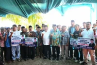 Wakil Wali Kota Padang, Maigus Nasir menyaksikan penyerahan bantuan kepemudaan yang bersumber dari Pokir Wakil Ketua DPRD Kota Padang, Osman Ayub, Minggu (21/9/2025). (Foto: Prokopim Padang)