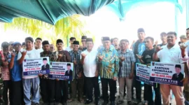 Wakil Wali Kota Padang, Maigus Nasir menyaksikan penyerahan bantuan kepemudaan yang bersumber dari Pokir Wakil Ketua DPRD Kota Padang, Osman Ayub, Minggu (21/9/2025). (Foto: Prokopim Padang)