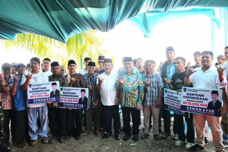 Wakil Wali Kota Padang, Maigus Nasir menyaksikan penyerahan bantuan kepemudaan yang bersumber dari Pokir Wakil Ketua DPRD Kota Padang, Osman Ayub, Minggu (21/9/2025). (Foto: Prokopim Padang)