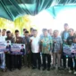 Wakil Wali Kota Padang, Maigus Nasir menyaksikan penyerahan bantuan kepemudaan yang bersumber dari Pokir Wakil Ketua DPRD Kota Padang, Osman Ayub, Minggu (21/9/2025). (Foto: Prokopim Padang)