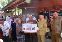 Wakil Wali Kota Padang, Maigus Nasir menyerahkan bantuan kepada korban kebakaran di Kampung Lapai, Kecamatan Nanggalo, Senin (15/9/2025). (Foto: Prokopim Padang)
