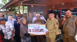 Wakil Wali Kota Padang, Maigus Nasir menyerahkan bantuan kepada korban kebakaran di Kampung Lapai, Kecamatan Nanggalo, Senin (15/9/2025). (Foto: Prokopim Padang)