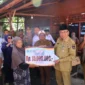 Wakil Wali Kota Padang, Maigus Nasir menyerahkan bantuan kepada korban kebakaran di Kampung Lapai, Kecamatan Nanggalo, Senin (15/9/2025). (Foto: Prokopim Padang)
