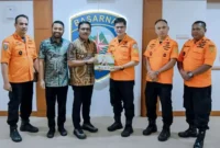 Bupati Solsel H. Khairunas, Anggota DPR RI Zigo Rolanda dan Kepala SAR Sumbar melakukan pertemuan dengan Kepala Basarnas, Marsekal Madya TNI Mohammad Syafii, Kamis (18/9/2025). (Foto: Humas Pemkab Solsel)