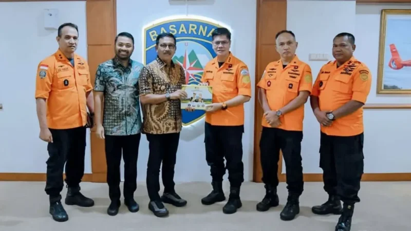 Bupati Solsel H. Khairunas, Anggota DPR RI Zigo Rolanda dan Kepala SAR Sumbar melakukan pertemuan dengan Kepala Basarnas, Marsekal Madya TNI Mohammad Syafii, Kamis (18/9/2025). (Foto: Humas Pemkab Solsel)