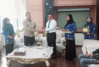 Wali Kota Bukittinggi Ramlan Nurmatias menyerahkan data dukung batas wilayah Bukittinggi kepada Direktur Toponimi dan Batas Daerah di Balai Kota Bukittinggi, Rabu (17/9/2025). (Foto: Pemko Bukittinggi)