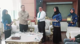 Wali Kota Bukittinggi Ramlan Nurmatias menyerahkan data dukung batas wilayah Bukittinggi kepada Direktur Toponimi dan Batas Daerah di Balai Kota Bukittinggi, Rabu (17/9/2025). (Foto: Pemko Bukittinggi)