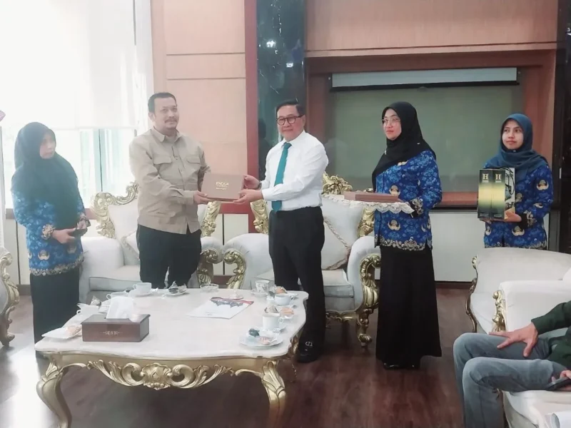 Wali Kota Bukittinggi Ramlan Nurmatias menyerahkan data dukung batas wilayah Bukittinggi kepada Direktur Toponimi dan Batas Daerah di Balai Kota Bukittinggi, Rabu (17/9/2025). (Foto: Pemko Bukittinggi)