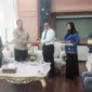 Wali Kota Bukittinggi Ramlan Nurmatias menyerahkan data dukung batas wilayah Bukittinggi kepada Direktur Toponimi dan Batas Daerah di Balai Kota Bukittinggi, Rabu (17/9/2025). (Foto: Pemko Bukittinggi)