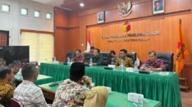 Rapat Penguatan Kelembagaan Sumber Daya Manusia Pengawas Pemilu Berintegritas, Transparansi, dan Bermartabat di Aula Kantor Bawaslu Sumbar, Kamis (18/9/2025). (Foto: Ist)
