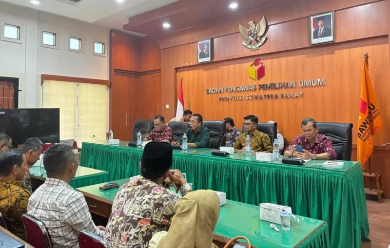 Rapat Penguatan Kelembagaan Sumber Daya Manusia Pengawas Pemilu Berintegritas, Transparansi, dan Bermartabat di Aula Kantor Bawaslu Sumbar, Kamis (18/9/2025). (Foto: Ist)