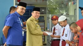 Wakil Wali Kota Padang, Maigus Nasir menyerahkan secara simbolis beasiswa kepada anak karyawan Perumda Air Minum Padang yang berprestasi, Senin (1/9/2025). (Foto: Diskominfo Padang)