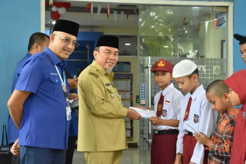 Wakil Wali Kota Padang, Maigus Nasir menyerahkan secara simbolis beasiswa kepada anak karyawan Perumda Air Minum Padang yang berprestasi, Senin (1/9/2025). (Foto: Diskominfo Padang)