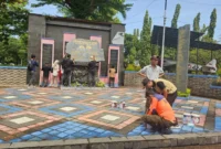 Pemko Padang menggelar aksi bersih-bersih di Tugu Gempa jelang peringatan Gempa 30 September 2009. (Foto: FB Diskominfo Padang)