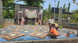 Pemko Padang menggelar aksi bersih-bersih di Tugu Gempa jelang peringatan Gempa 30 September 2009. (Foto: FB Diskominfo Padang)