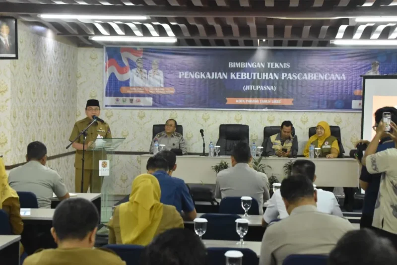 Wakil Wali Kota Padang, Maigus Nasir membuka Bimtek Jitu Pasna di Kawana Hotel, Padang, Selasa (2/9/2025). (Foto: Prokopim Padang)