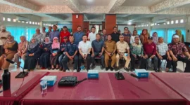 LPM se-Kecamatan Koto Tangah mengikuti Bimtek di Aula Kantor Camat, Selasa (23/9/2025). (Foto: FB Diskominfo Padang)