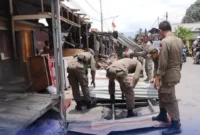 Petugas Satpol PP Padang membongkar bangunan liar di kawasan Pasar Pagi Parak Laweh, Rabu (24/9/2025). (Foto: Humas Satpol PP Padang)