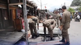 Petugas Satpol PP Padang membongkar bangunan liar di kawasan Pasar Pagi Parak Laweh, Rabu (24/9/2025). (Foto: Humas Satpol PP Padang)