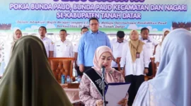 Bunda PAUD Tanah Datar, Ny. Lise Eka Putra mengukuhkan Pokja PAUD, Bunda PAUD Kecamatan, dan Bunda PAUD Nagari se-Tanah Datar di Gazebo Indo Jolito, Batusangkar, Rabu (10/9/2025). (Foto: Prokopim Tanah Datar)