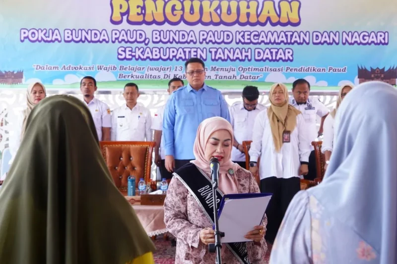 Bunda PAUD Tanah Datar, Ny. Lise Eka Putra mengukuhkan Pokja PAUD, Bunda PAUD Kecamatan, dan Bunda PAUD Nagari se-Tanah Datar di Gazebo Indo Jolito, Batusangkar, Rabu (10/9/2025). (Foto: Prokopim Tanah Datar)