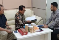 Bupati Padang Pariaman, John Kenedy Azis melakukan audiensi dengan anggota Komisi V sekaligus anggota Badan Anggaran DPR RI, Zigo Rolanda di Ruang Komisi V DPR RI, Senin (15/9/2025). (Foto: Kominfo Padang Pariaman)