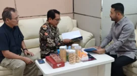 Bupati Padang Pariaman, John Kenedy Azis melakukan audiensi dengan anggota Komisi V sekaligus anggota Badan Anggaran DPR RI, Zigo Rolanda di Ruang Komisi V DPR RI, Senin (15/9/2025). (Foto: Kominfo Padang Pariaman)