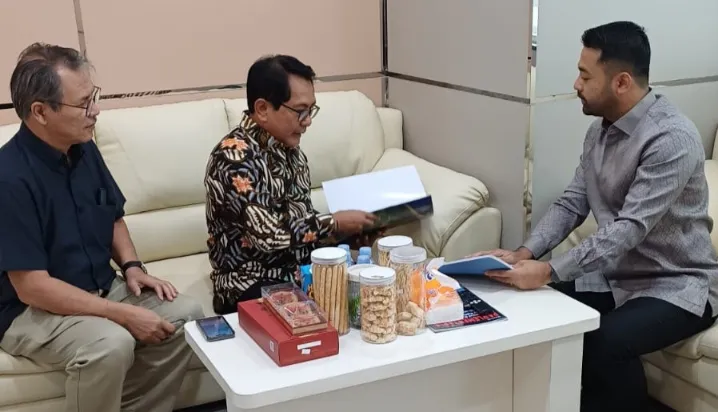Bupati Padang Pariaman, John Kenedy Azis melakukan audiensi dengan anggota Komisi V sekaligus anggota Badan Anggaran DPR RI, Zigo Rolanda di Ruang Komisi V DPR RI, Senin (15/9/2025). (Foto: Kominfo Padang Pariaman)