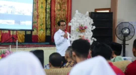 Bupati Padang Pariaman, Dr. H. John Kenedy Azis (JKA) pada kegiatan Intensifikasi dan Integrasi Pelayanan KBKR di Sungai Asam, Kecamatan 2x11 Enam Lingkung. (Foto: Kominfo Padang Pariaman)
