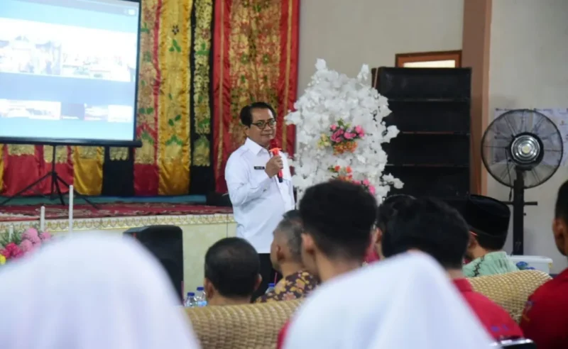 Bupati Padang Pariaman, Dr. H. John Kenedy Azis (JKA) pada kegiatan Intensifikasi dan Integrasi Pelayanan KBKR di Sungai Asam, Kecamatan 2x11 Enam Lingkung. (Foto: Kominfo Padang Pariaman)
