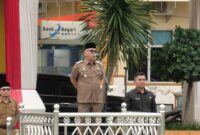 Bupati Pasbar, Yulianto memimpin apel gabungan ASN di halaman Kantor bupati, Senin (1/9). (Foto: Diskominfo Pasbar)