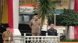 Bupati Pasbar, Yulianto memimpin apel gabungan ASN di halaman Kantor bupati, Senin (1/9). (Foto: Diskominfo Pasbar)